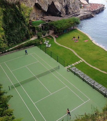 Mulher jogando tênis